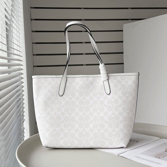 Coach City Tote Bag in Signature Canvas - Picture 2 of 9